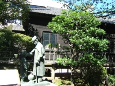 Nogi statue